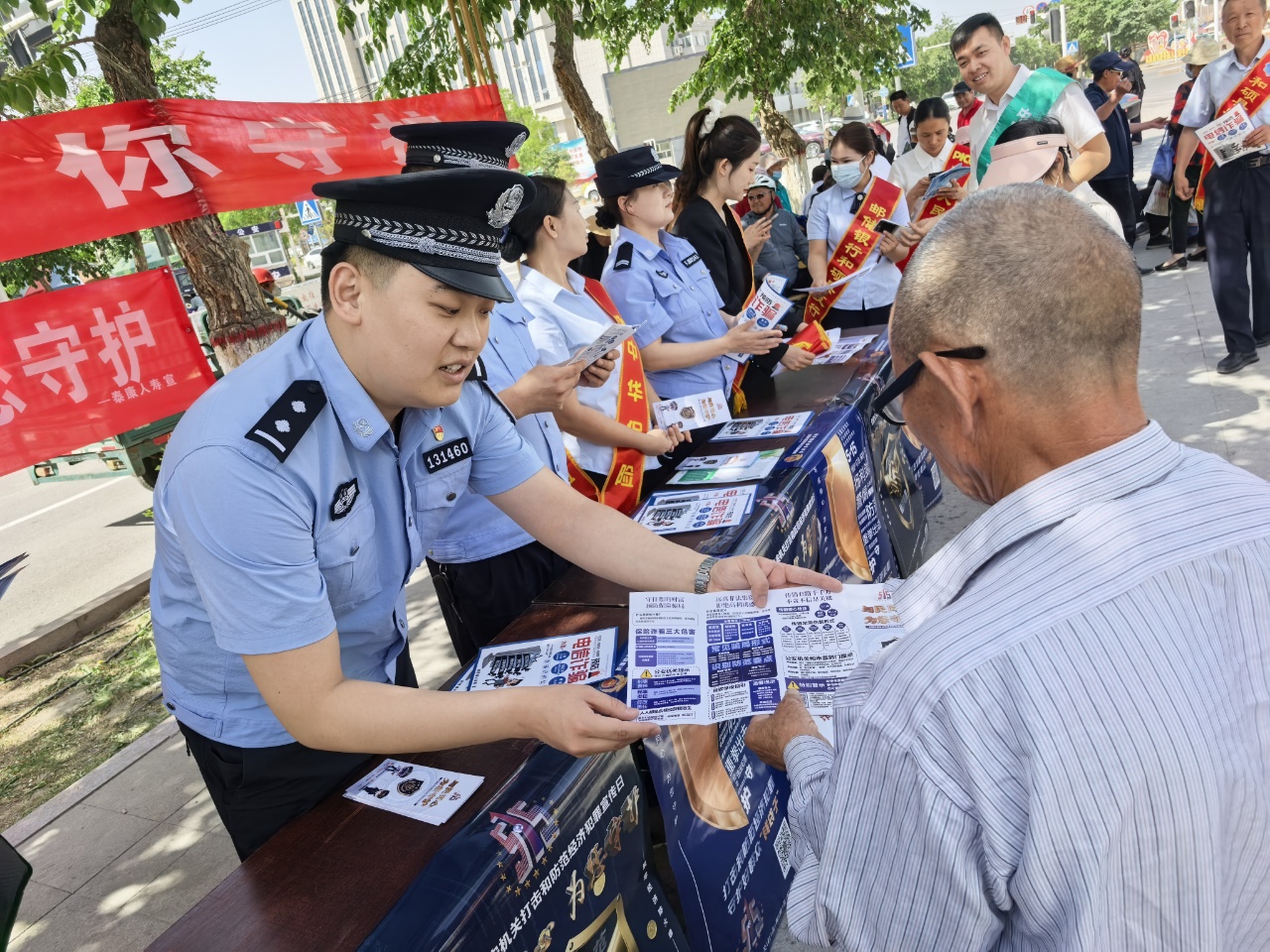 5月15日，和硕县公安局民警正在耐心细致地讲解犯罪分子如何利用老年人对财富增值、健康养老的需求实施诈骗    陈怡轩摄.jpg