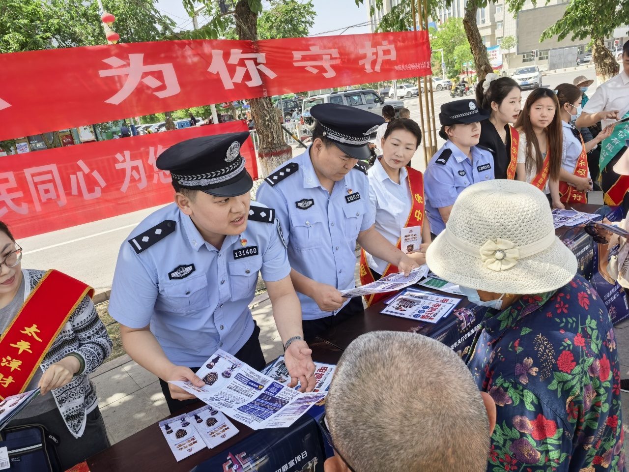 5月15日，和硕县公安局民警正在为群众讲解非法集资、金融诈骗等知识   陈怡轩摄.jpg