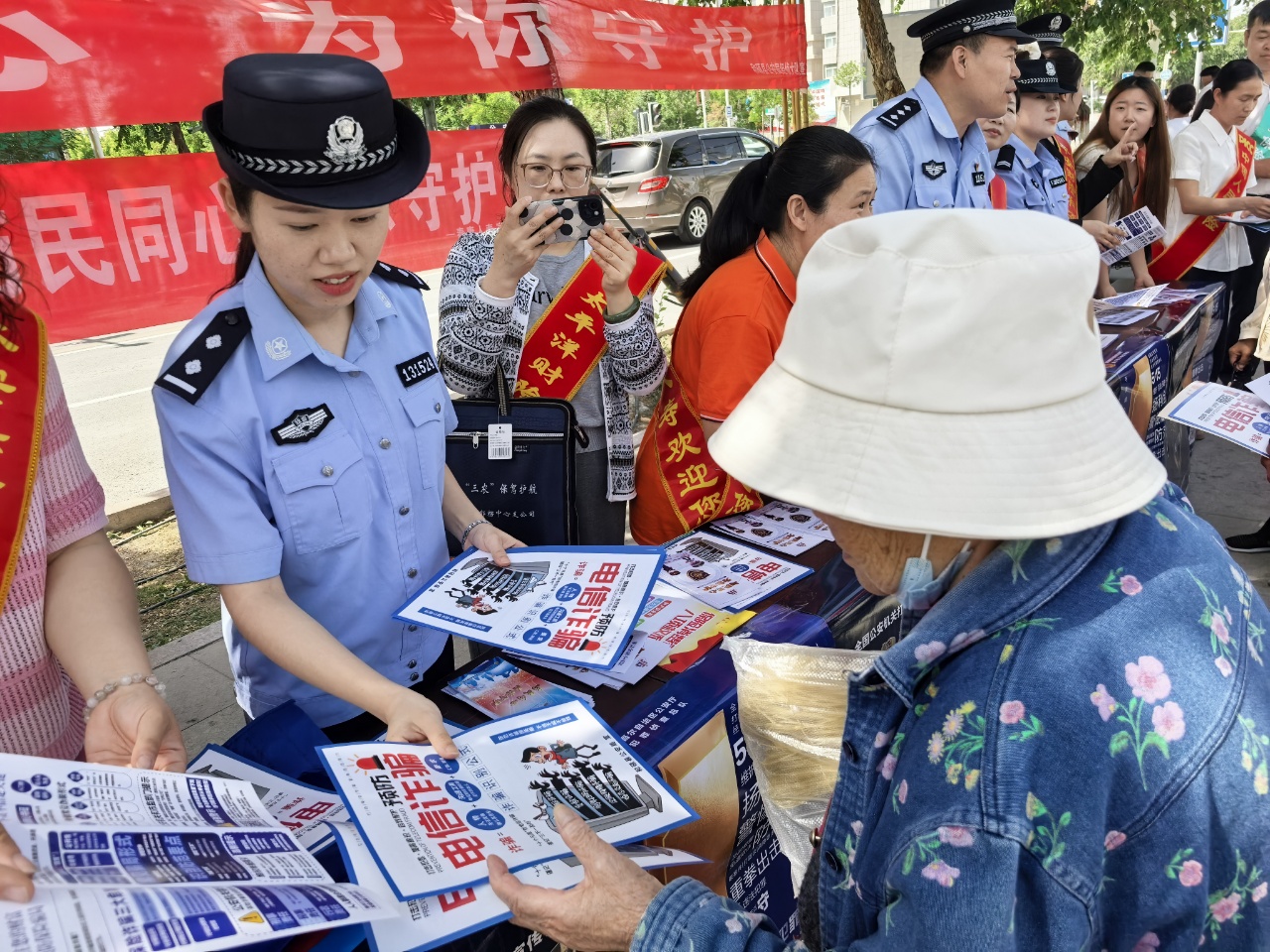 5月15日，和硕县公安局民警发放电信诈骗宣传资料   陈怡轩摄.jpg